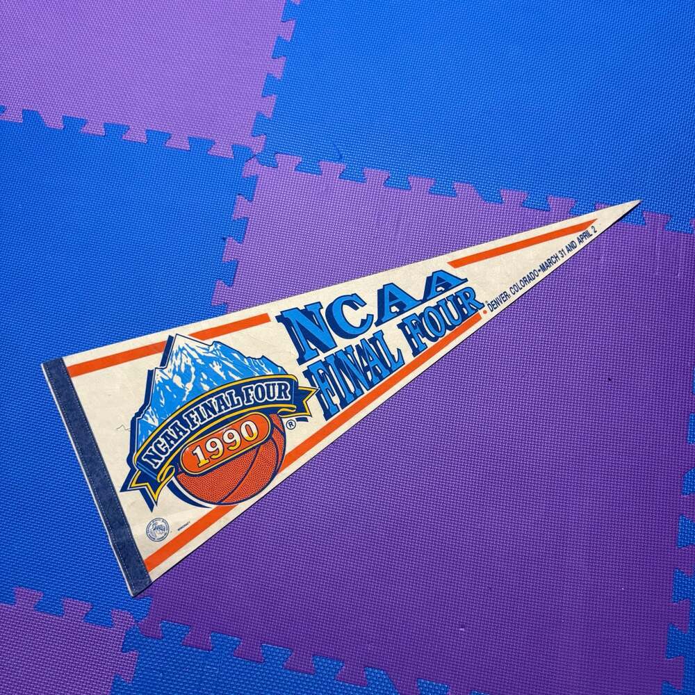 1992 NCAA Final Four Basketball Tournament White Pennant Duke Blue Devils Champs - Picture 1 of 3